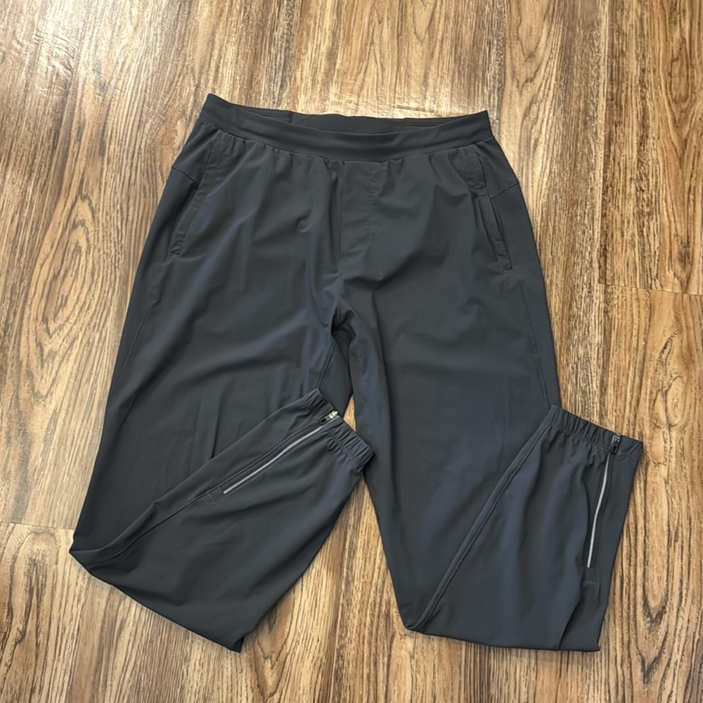 LIKE NEW!! Men’s Lululemon Surge Jogger - size L